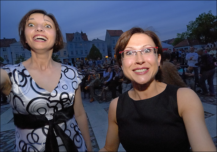 piewaczki operowe; Magdalena Wilczyska-Gos i Natalia Puczniewska, podczas zabawy w trakcie koncertu HYIM'a.